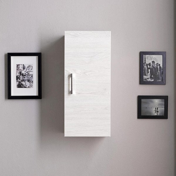 Wandhängender Badschrank in heller Holzoptik mit einem silbernen Griff, montiert an einer Wand neben drei Bilderrahmen.