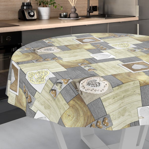 Runde Tischdecke mit Patchwork-Design aus verschiedenen Holzstrukturen und Herzmotiven in einer modernen Küche.