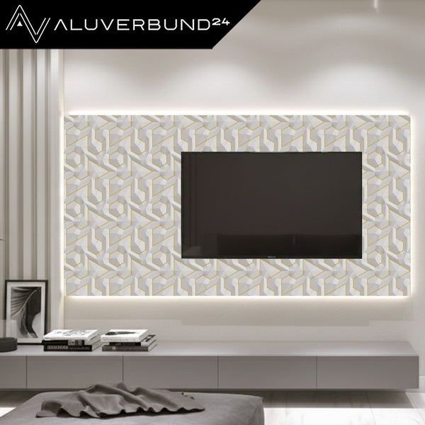 Aluverbund24 Logo über einem Wandpaneel aus Alu-Verbundplatte mit 3D-Geometriemuster als Fernseher-Rückwand in einem hellen, modernen Wohnzimmer.