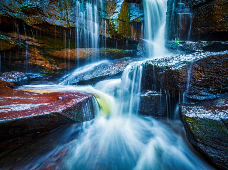 Wasserfall fließt über Felsen