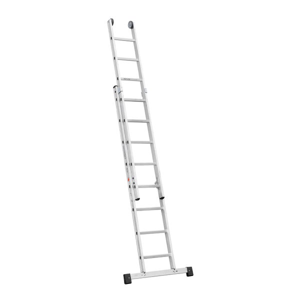 Ausziehbare Aluminium Schiebeleiter mit Wandlaufrollen und Quertraverse für sicheren Stand.