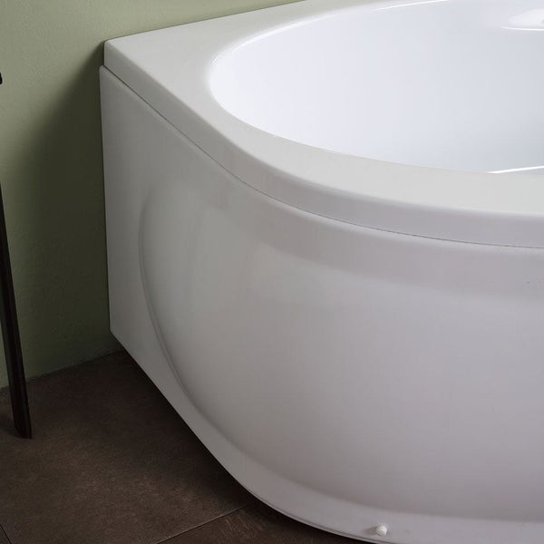 Detailaufnahme einer weißen Eckbadewanne im Badezimmer