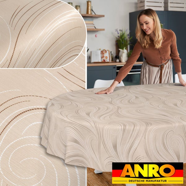 Eine Frau legt eine runde Tischdecke mit abstraktem Linienmuster auf einen Tisch in der Küche, ANRO Logo.