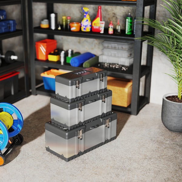 Drei Werkzeugkisten mit Größenangaben