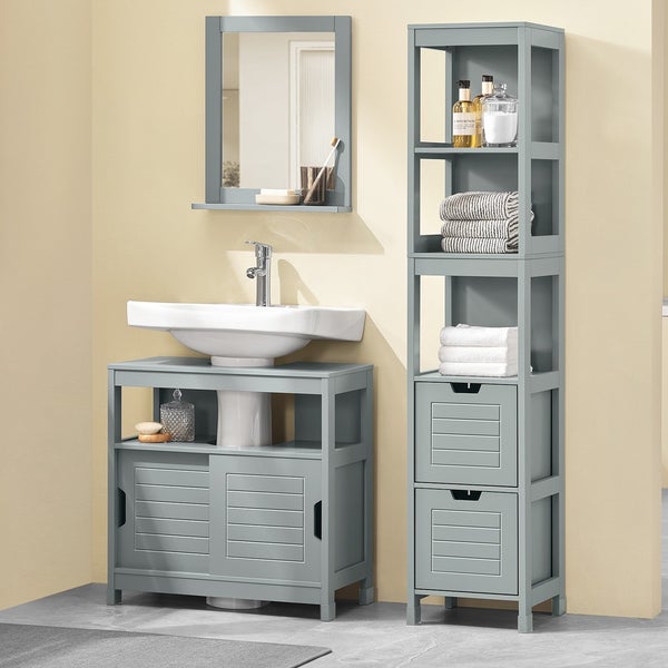 Badezimmeransicht mit Waschtischunterschrank, Waschbecken, Spiegel und Regal