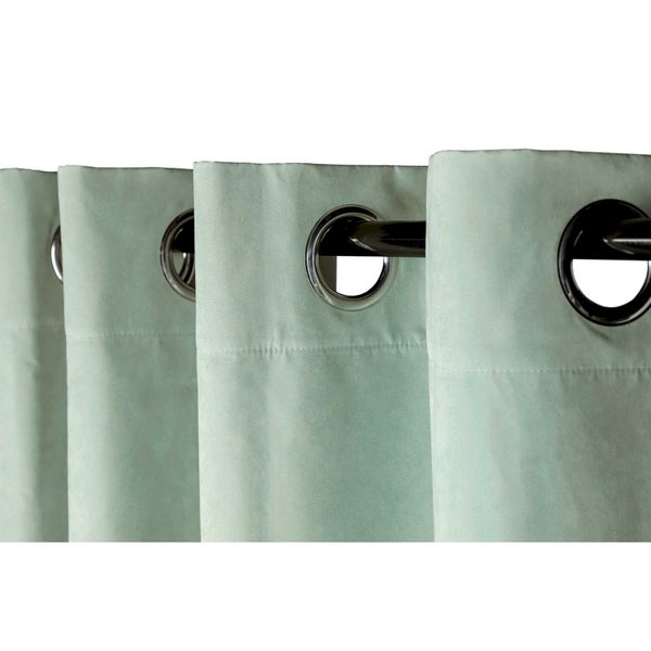 Vorhänge mit Ösen an einer Gardinenstange