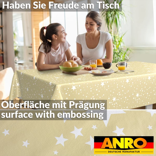 Helle Szene mit Frau und Kind an einem Tisch mit einer geprägten Tischdecke mit Sternmuster. ANRO Logo.