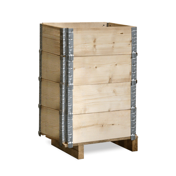 Stapelbarer Palettenaufsatzrahmen aus Holz mit Metallscharnieren auf einer Holzpalette.