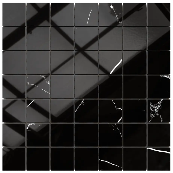Schwarzes Mosaik in Marmoroptik mit glänzender Oberfläche.