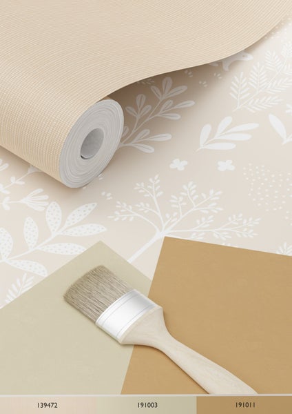 Tapetenrolle mit Blätterdesign, Farbfelder und Pinsel