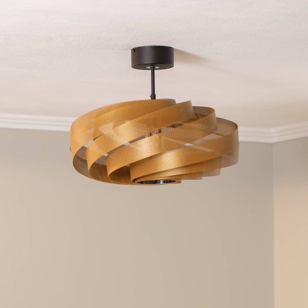 Moderne Deckenleuchte mit spiralförmigem Schirm aus perforiertem Metall in Gold und schwarzer Halterung.