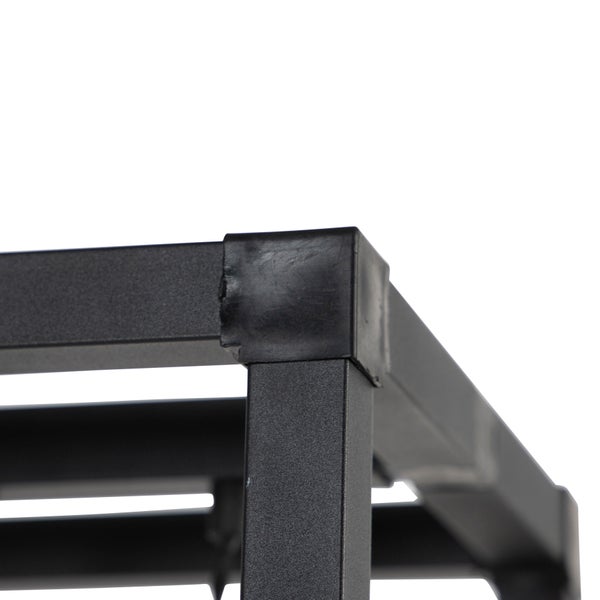 Detailansicht eines schwarzen Metallregals mit Eckverbinder.