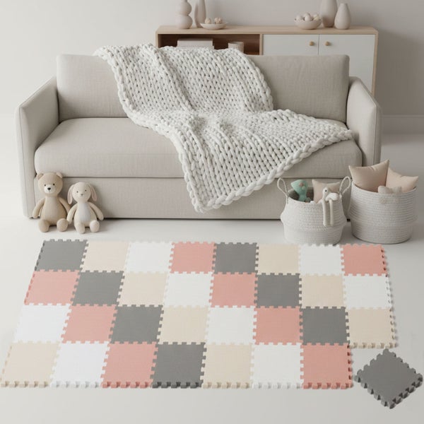 Ineinandergreifende Schaumstoff-Puzzlematte in einem hellen Spielzimmer mit Sofa, Strickdecke und Stofftieren.