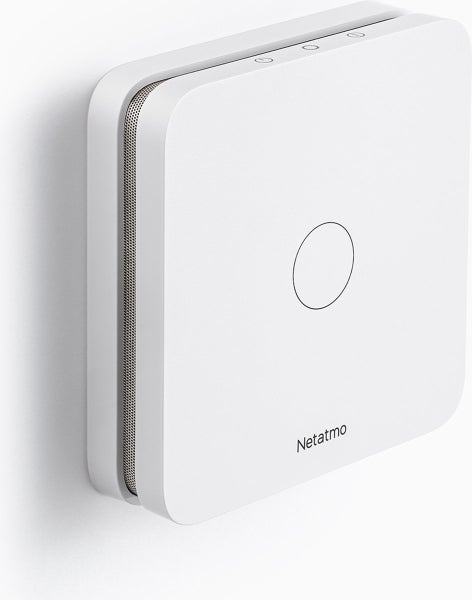 Netatmo smarter Rauchmelder in quadratischem Design mit abgerundeten Ecken, Belüftungsgitter, zentralem Knopf und Netatmo Logo.