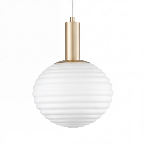 Pendelleuchte mit geriffeltem weißem Glasschirm und goldfarbener Metallfassung.