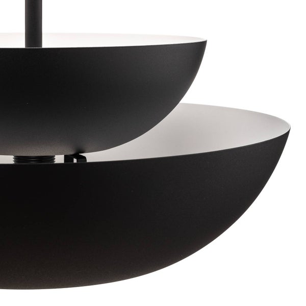 Detailansicht einer modernen Pendelleuchte mit zwei ineinander verschachtelten, halbkugelförmigen Metallschirmen in Schwarz und Weiß.