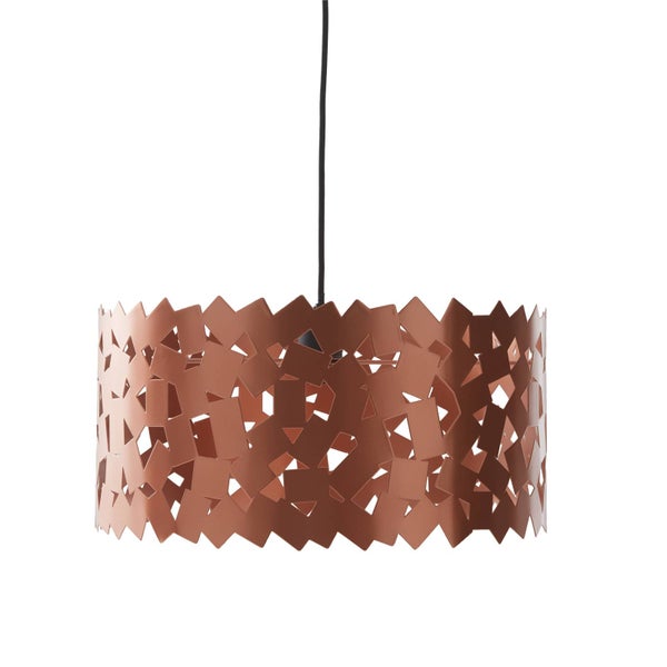 Kupferfarbene Pendelleuchte mit zylindrischem Schirm aus Metall und geometrischen Aussparungen.