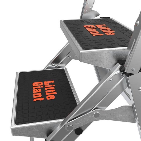 Little Giant Logo auf den rutschfesten Stufen einer Aluminium-Trittleiter.