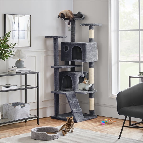Katzenkratzbaum mit mehreren Ebenen, Kratzsäulen und Katzenhäusern in einem Wohnzimmer mit Katzen