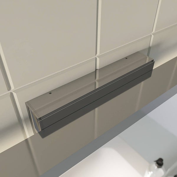 Rechteckige LED-Spiegelleuchte für das Badezimmer aus Metall, montiert an einer gefliesten Wand über einem Spiegel.