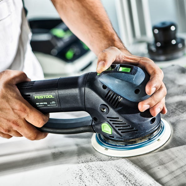 Mann bedient einen Festool Exzenterschleifer RO 150 FEQ zum Schleifen einer Oberfläche