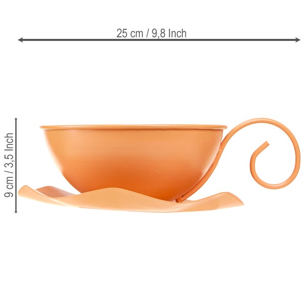 Terrakottafarbener dekorativer Pflanztopf aus Metall in Tassenform mit Untertasse, Breite 25 Zentimeter, Höhe 9 Zentimeter.