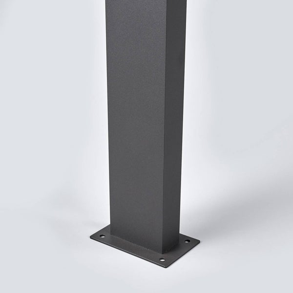 Quadratischer Metallpfosten mit rechteckiger Bodenplatte zum Aufschrauben, Anthrazit.