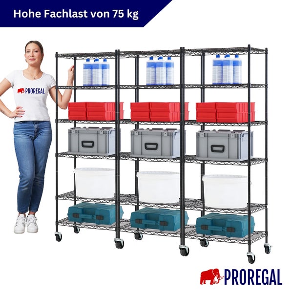 Schwarzes Drahtgitterregal auf Rollen mit fünf Ebenen, beladen mit Boxen und Eimern. Hohe Fachlast von 75 Kilogramm. Proregal Logo.
