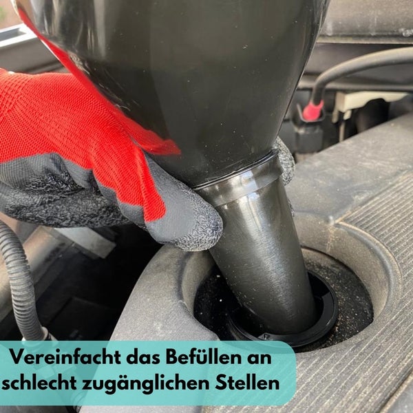Einfüllen von Öl mit einem Trichter in einen Motor