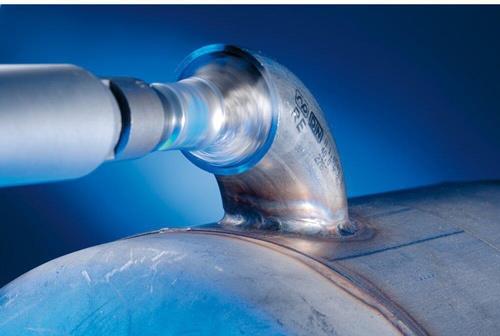 Edelstahlrohrbogen mit Schweißnaht an Rohr befestigt