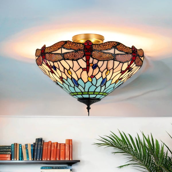 Tiffany Deckenleuchte mit Libellenmuster im Wohnraum