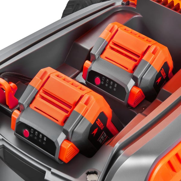 Zwei FUXTEC Akkus im Akkufach eines Geräts.