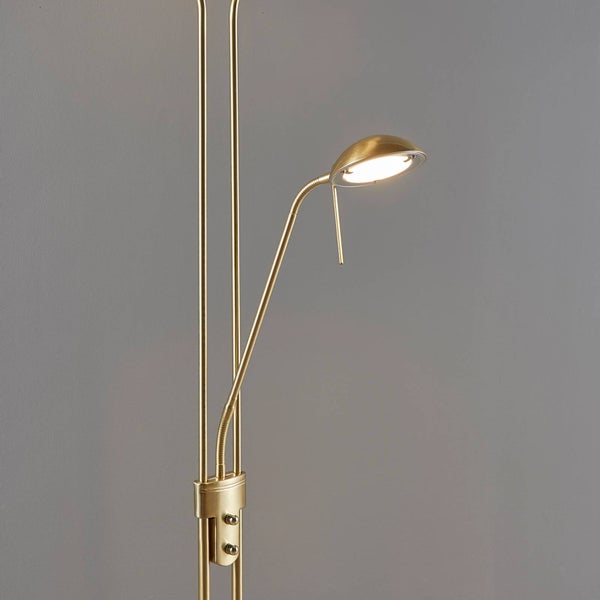 LED-Stehlampe mit verstellbarem Lesearm aus Messing.
