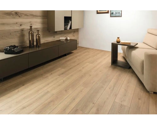 Wohnzimmer mit hellem Laminatboden in Holzoptik, kombiniert mit modernen Holz- und Möbel-Elementen für eine wohnliche Atmosphäre.