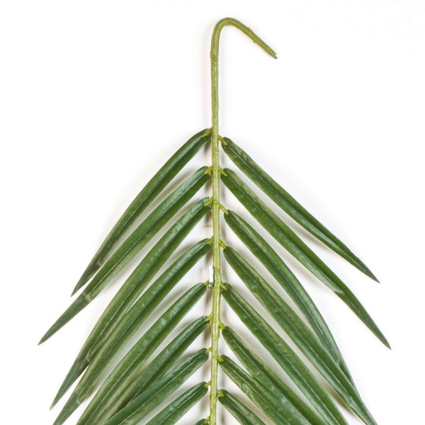 Künstlicher Palmenzweig mit langen grünen Blättern und einem Aufhängehaken am Stielende.