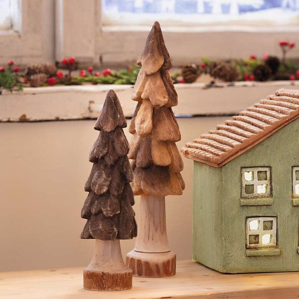 Dekorative Holzfiguren: zwei Tannenbäume und ein Haus mit beleuchteten Fenstern
