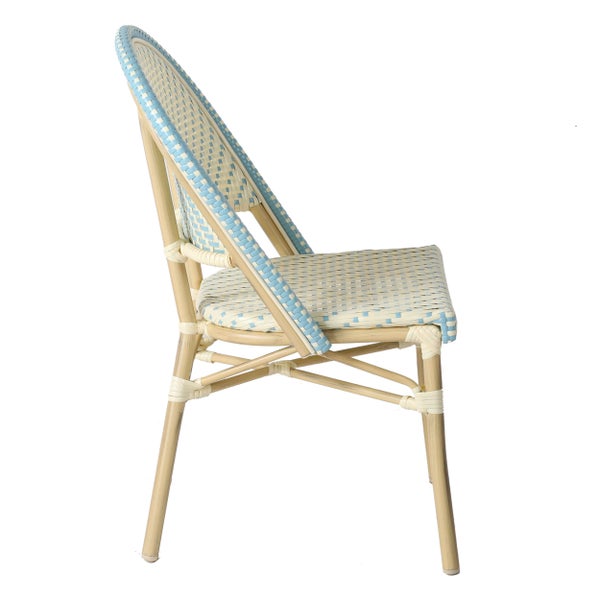 Bistro-Gartenstuhl mit geflochtener Sitzfläche und Rückenlehne in Blau und Weiß auf naturfarbenem Gestell, Seitenansicht.
