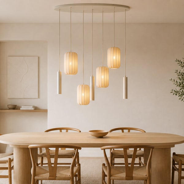 Moderne Esstisch Pendelleuchte mit mehreren zylindrischen Leuchtenschirmen aus Stoff über einem ovalen Holztisch mit Holzstühlen in hellem Raum.