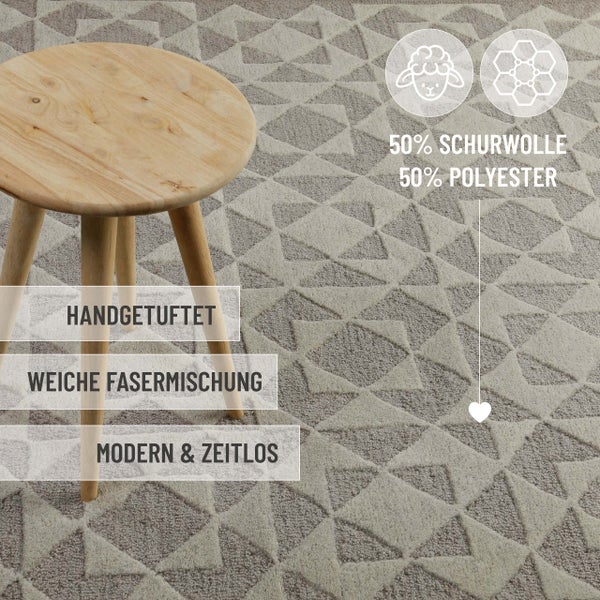 Handgetufteter Teppich aus 50 Prozent Schurwolle und 50 Prozent Polyester mit geometrischem Muster und Holzstuhl.