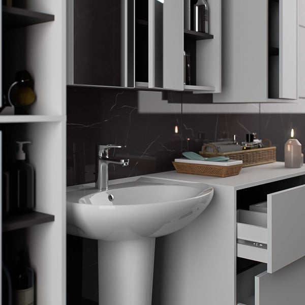 Modernes Badezimmer mit weißem Waschbecken, Unterschrank und Spiegelschrank vor dunkler Marmorwand