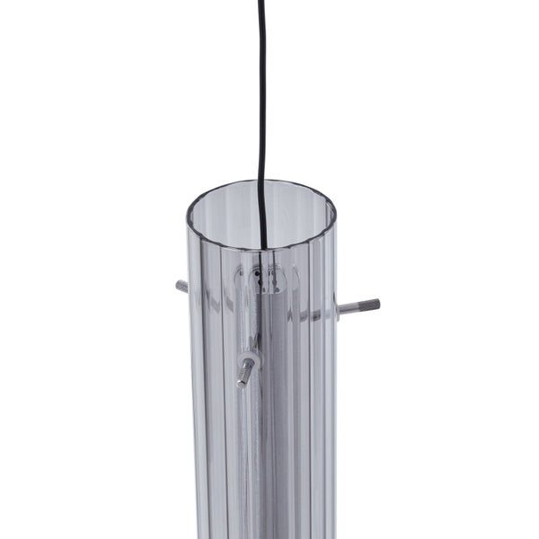 Detailansicht einer Pendelleuchte mit geriffeltem Glaszylinder und Metallelementen.