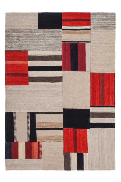 Gewebter Teppich im Patchwork-Design mit geometrischen Mustern, Streifen und Farbblöcken in Rot, Schwarz und Beige.
