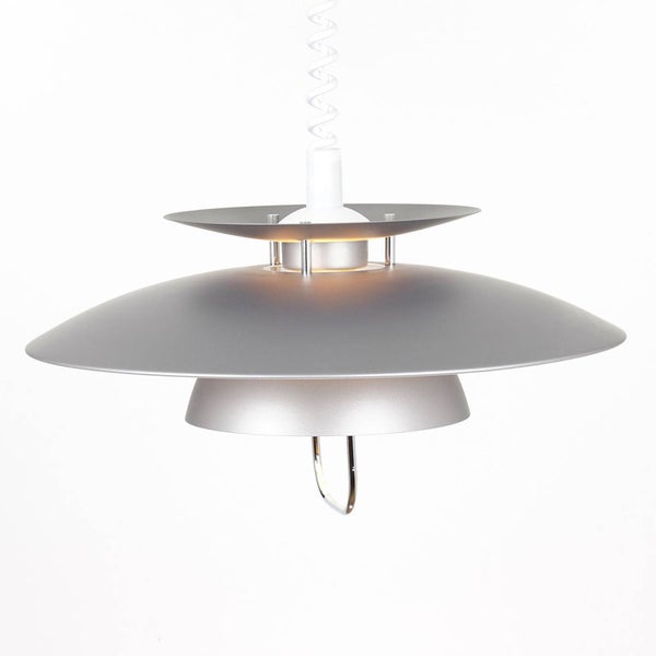 Pendelleuchte aus Metall mit mehreren runden Schirmen und einem Zuggriff zur Höhenverstellung.