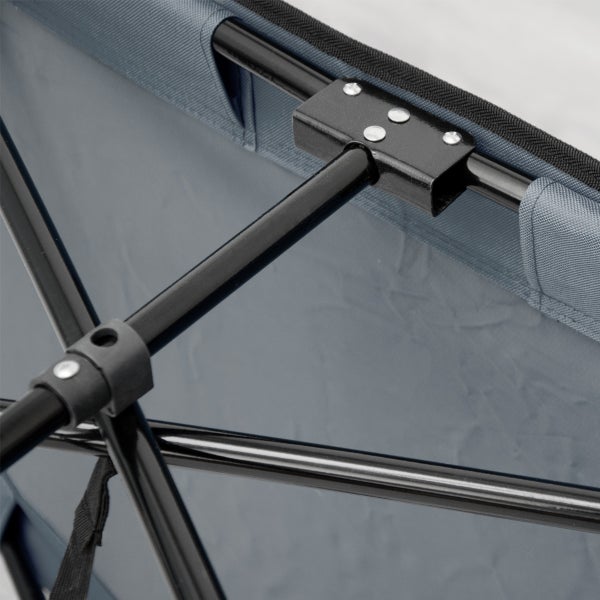 Detailansicht eines grauen Campingstuhls mit schwarzem Metallgestell.