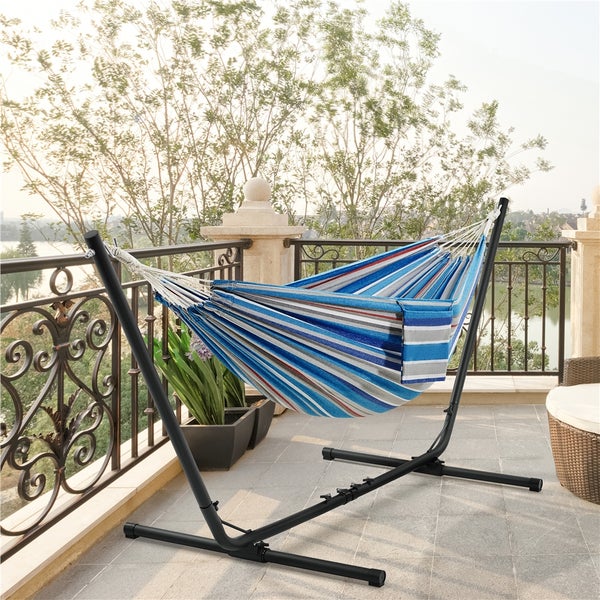 Gestreifte Hängematte mit Metallgestell für den Außenbereich auf einer Terrasse