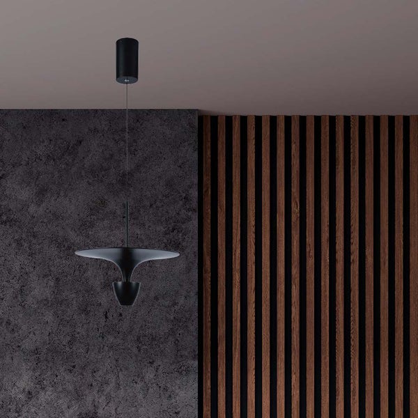 Hängelampe mit geometrischem Design vor dunklem Hintergrund