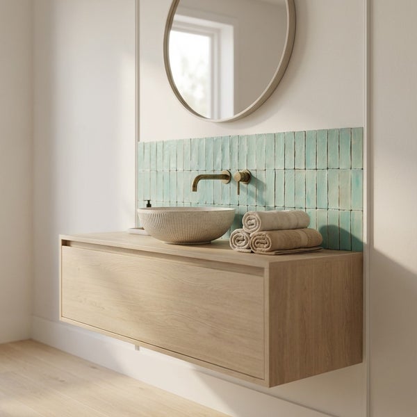 Modernes Badezimmer mit wandhängendem Holzwaschtisch, rundem Aufsatzwaschbecken, goldener Armatur und türkis glasierten Wandfliesen im Format.