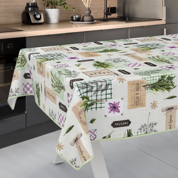 Tischdecke mit Kräuter- und Gewürzmuster auf einem Küchentisch