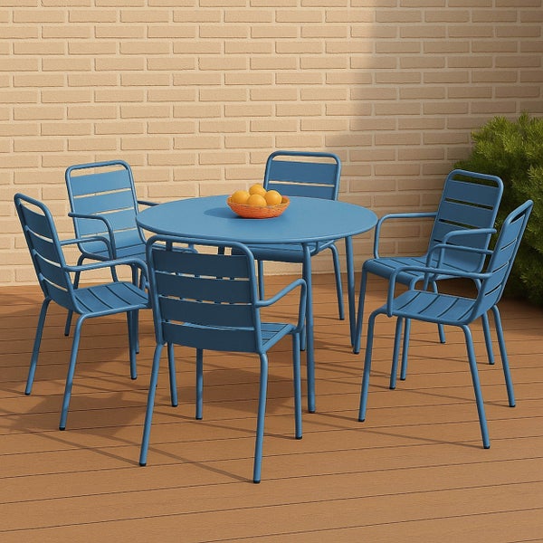 Blaues Gartenmöbel-Set mit rundem Metalltisch und fünf Stapelstühlen auf einer Holzterrasse vor einer hellen Ziegelwand.