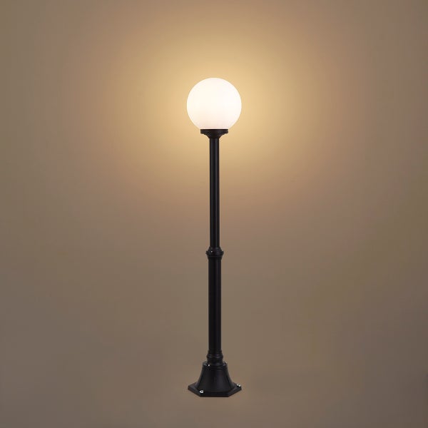 Schwarze Außenstehleuchte mit weißer Kugel, beleuchtete Gartenlaterne für Wege und Einfahrten.